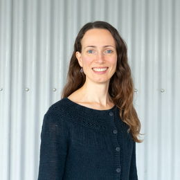 Lena Hörnlein | © Swissolar Person vor grauem Hintergrund | © Swissolar