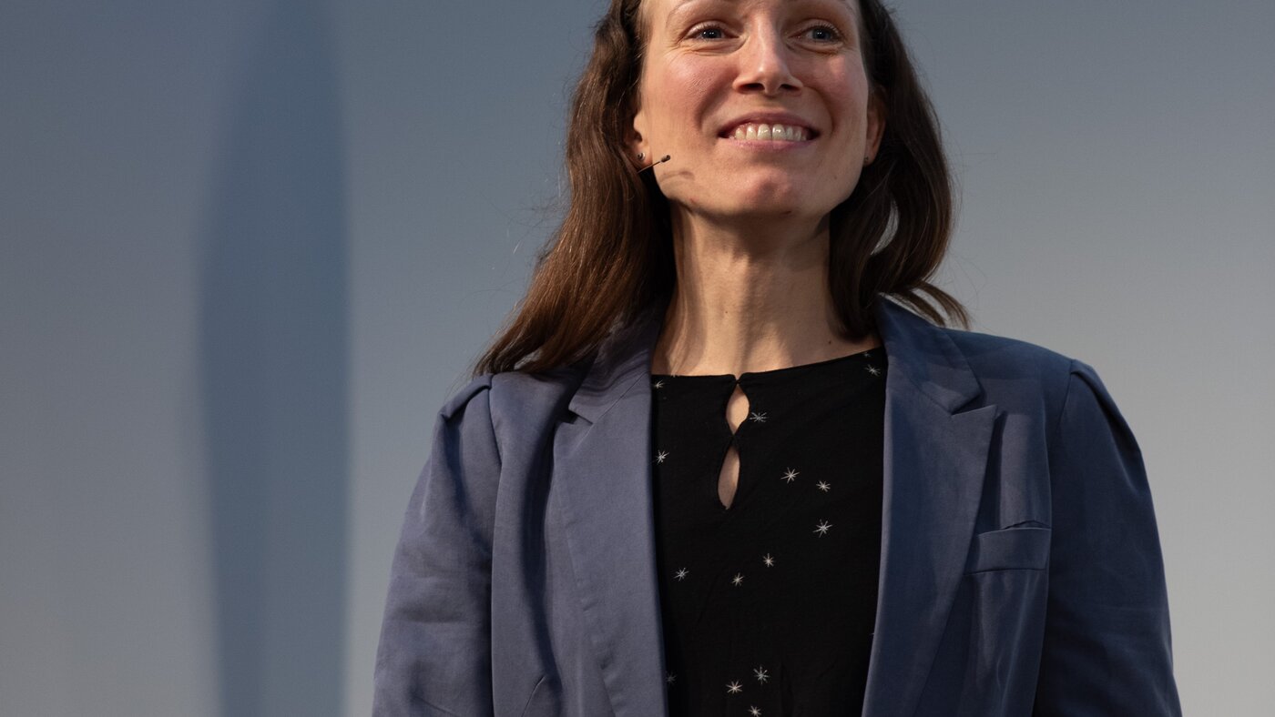 Frau mit grauem Jacket | © Swissolar / Céline Farias