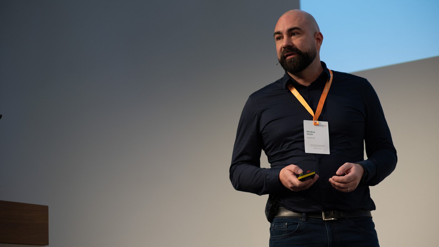 Mann mit dunkelm Hemd | © Swissolar / Céline Farias