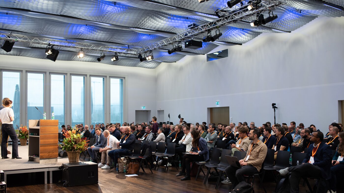 Publikum in einem Raum | © Swissolar / Céline Farias