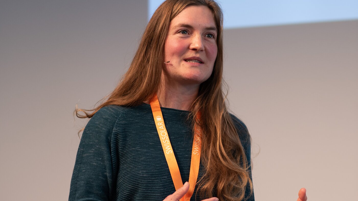 Frau auf einer Bühne | © Swissolar / Céline Farias