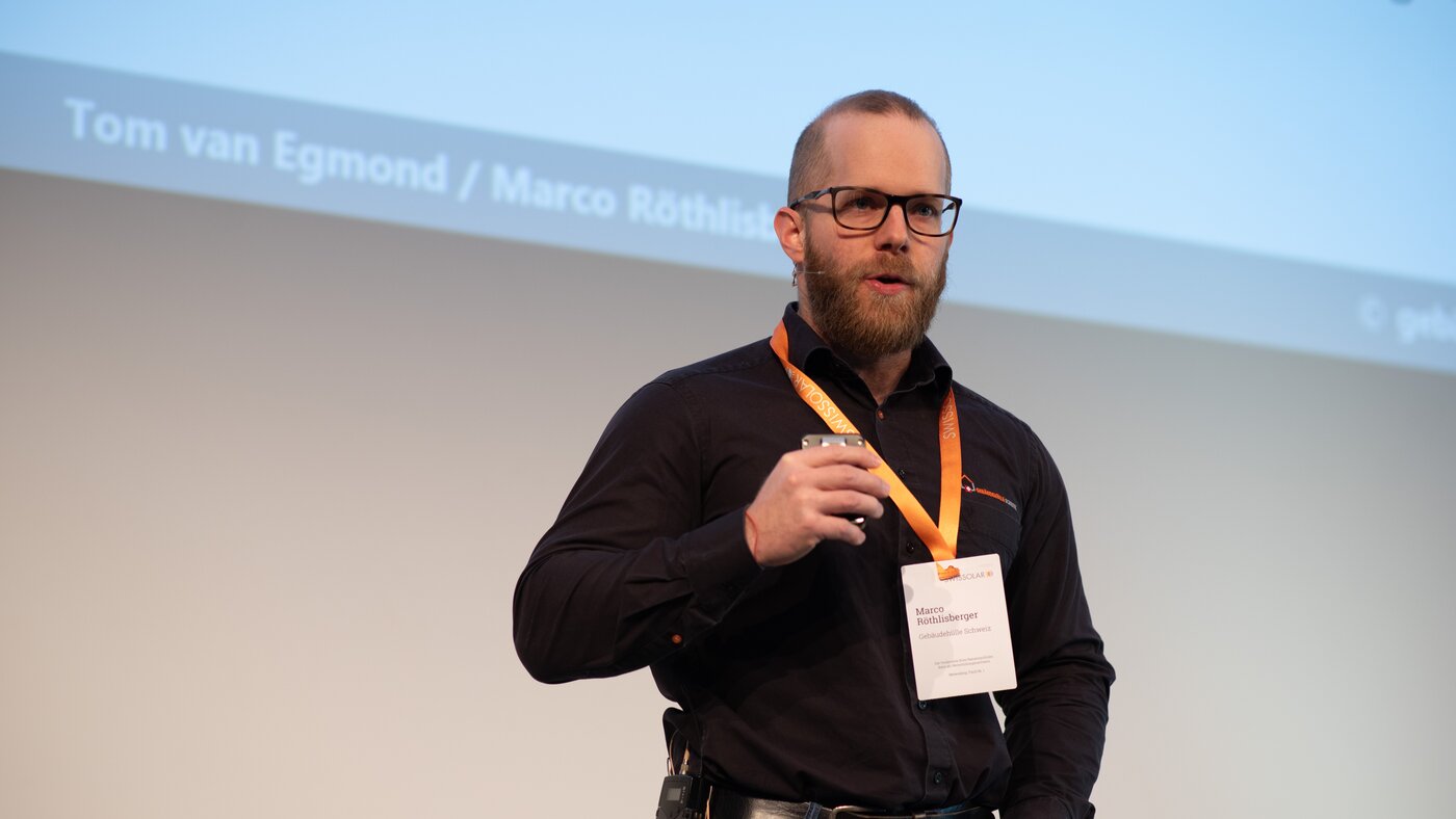 Mann mit schwarzem Hemd und Brille  | © Swissolar / Céline Farias