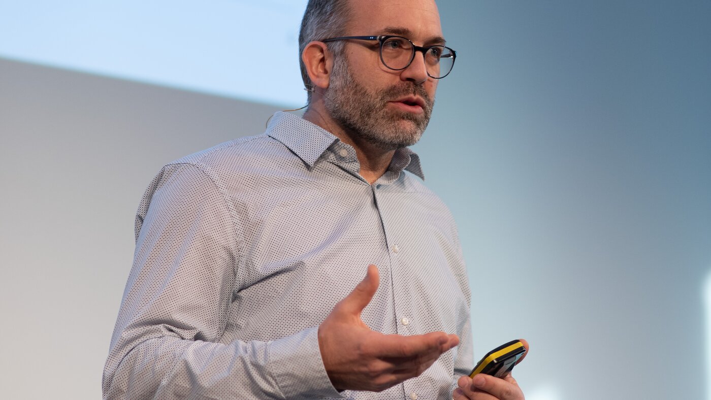 Mann mit grauen Hemd | © Swissolar / Céline Farias