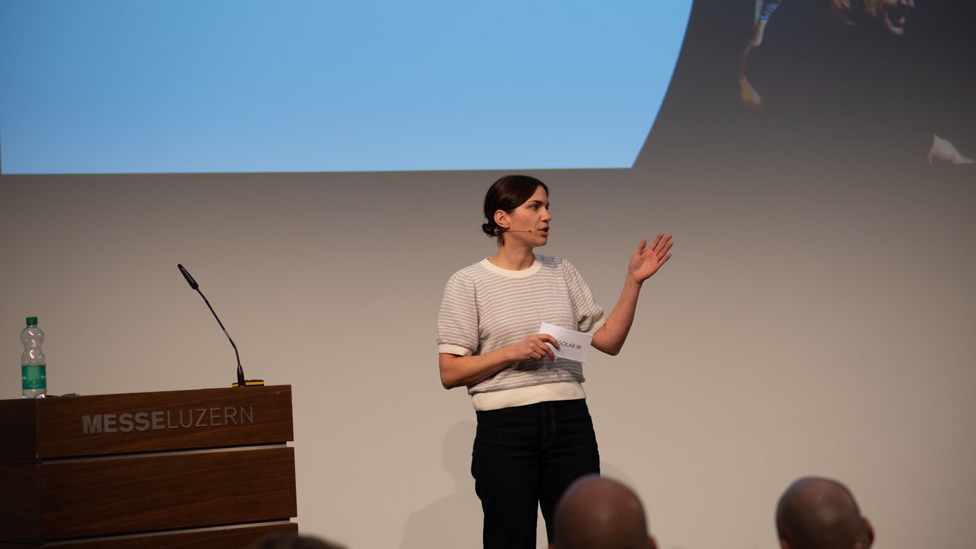 Frau auf einer Bühne  | © Swissolar / Céline Farias