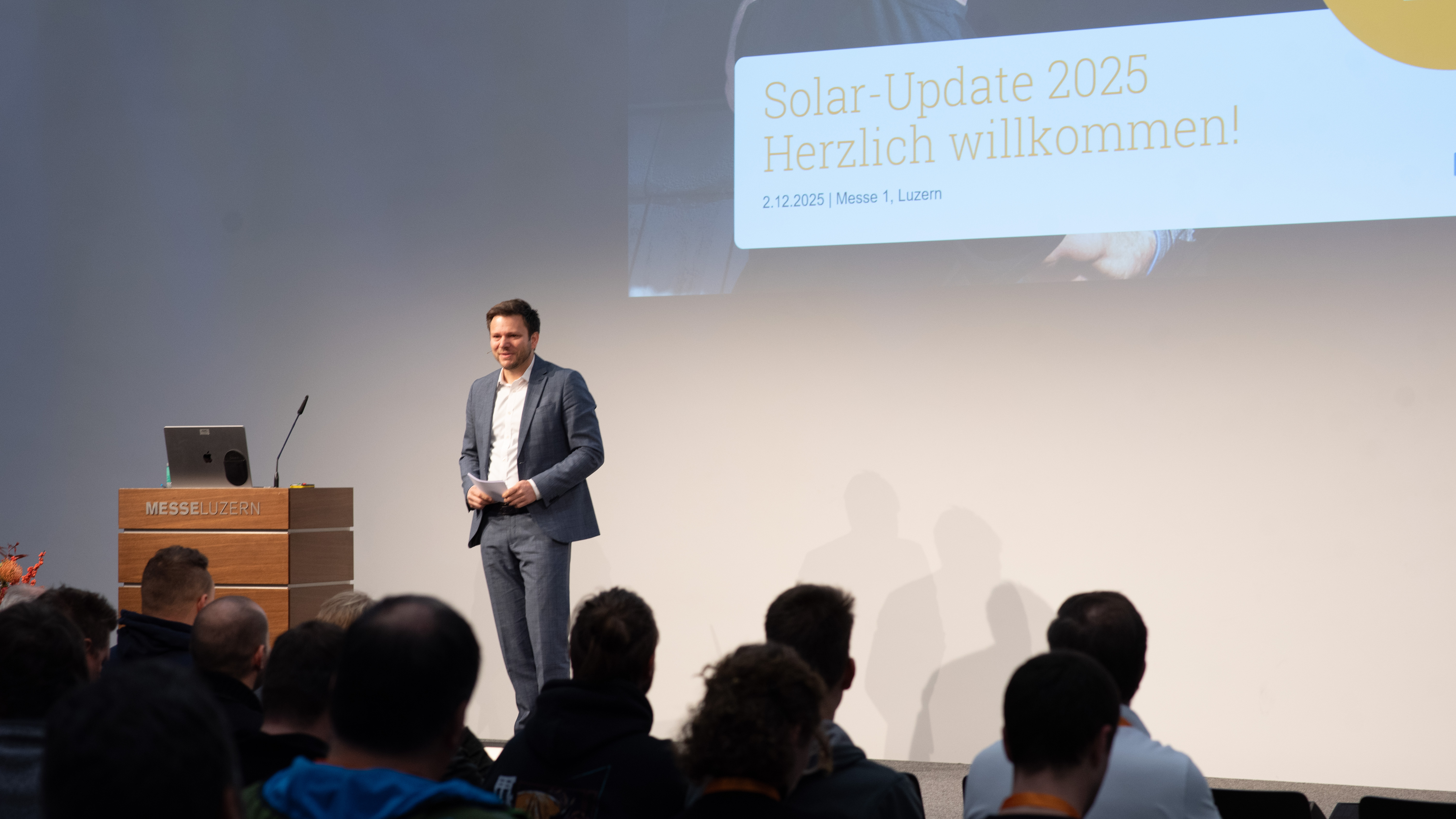 Mann auf einer Bühne | © Swissolar / Céline Farias