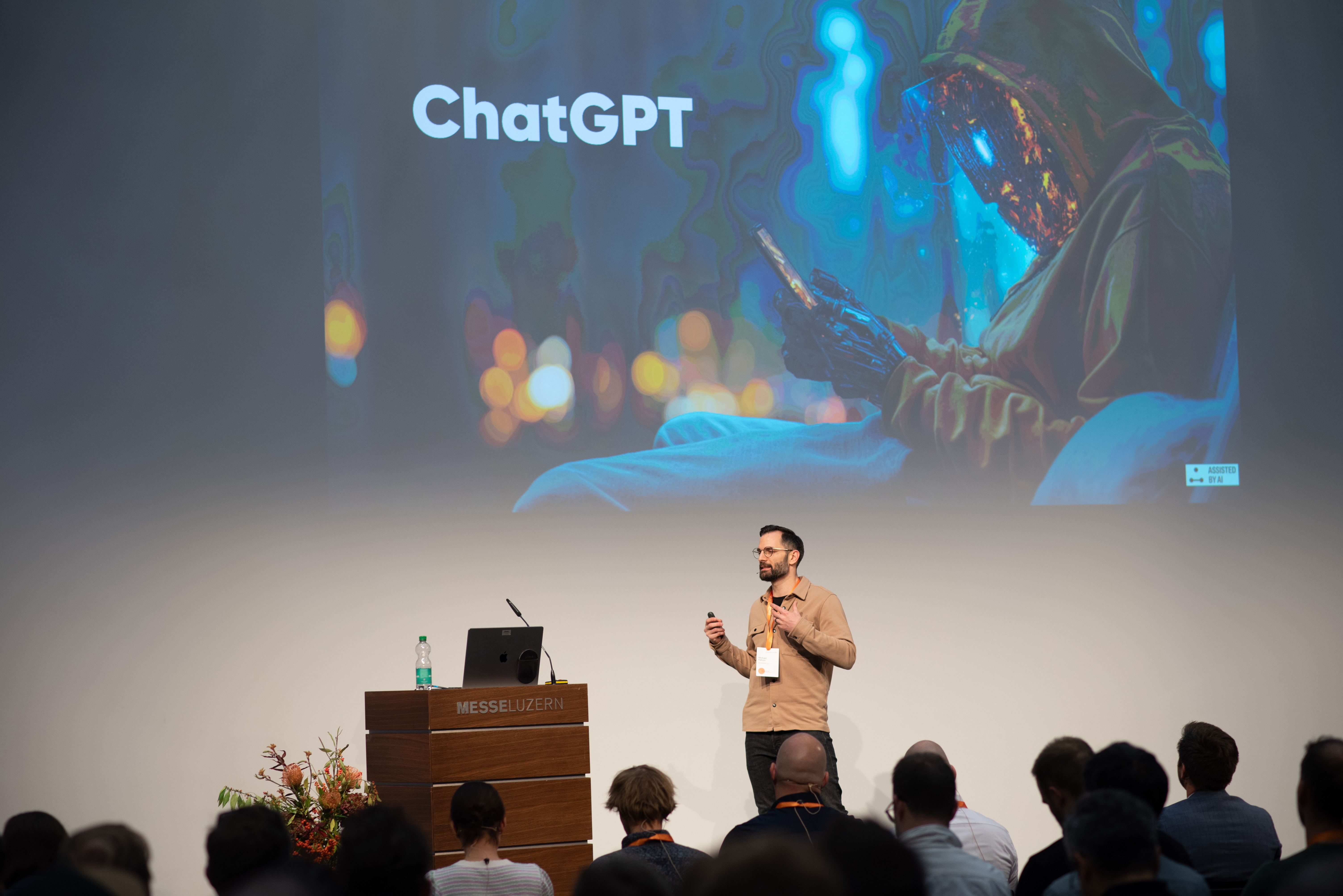 Person auf einer Bühne | © Swissolar / Céline Farias