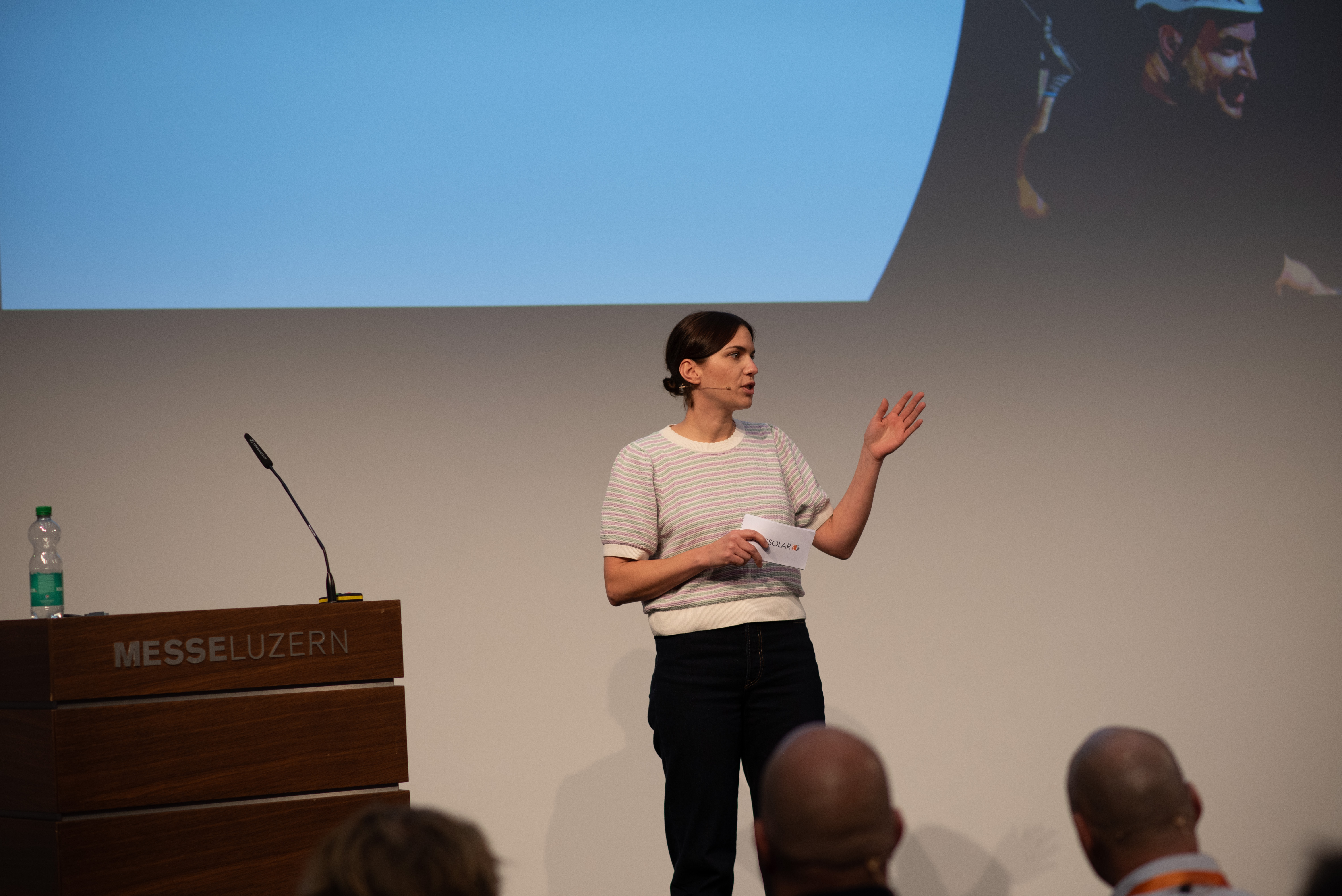 Frau auf einer Bühne  | © Swissolar / Céline Farias