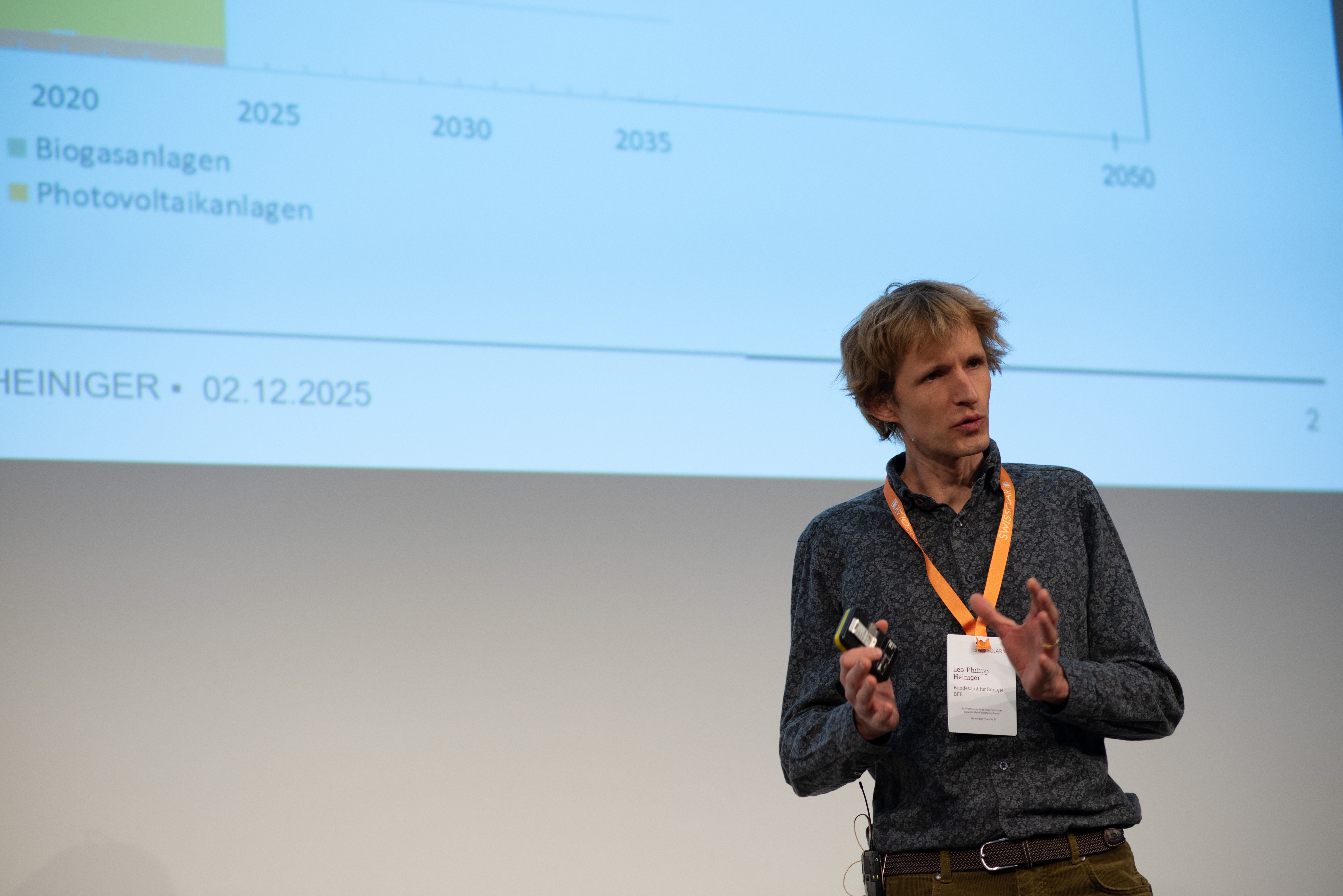 Mann mit Leinwand im Hintergrund | © Swissolar / Céline Farias