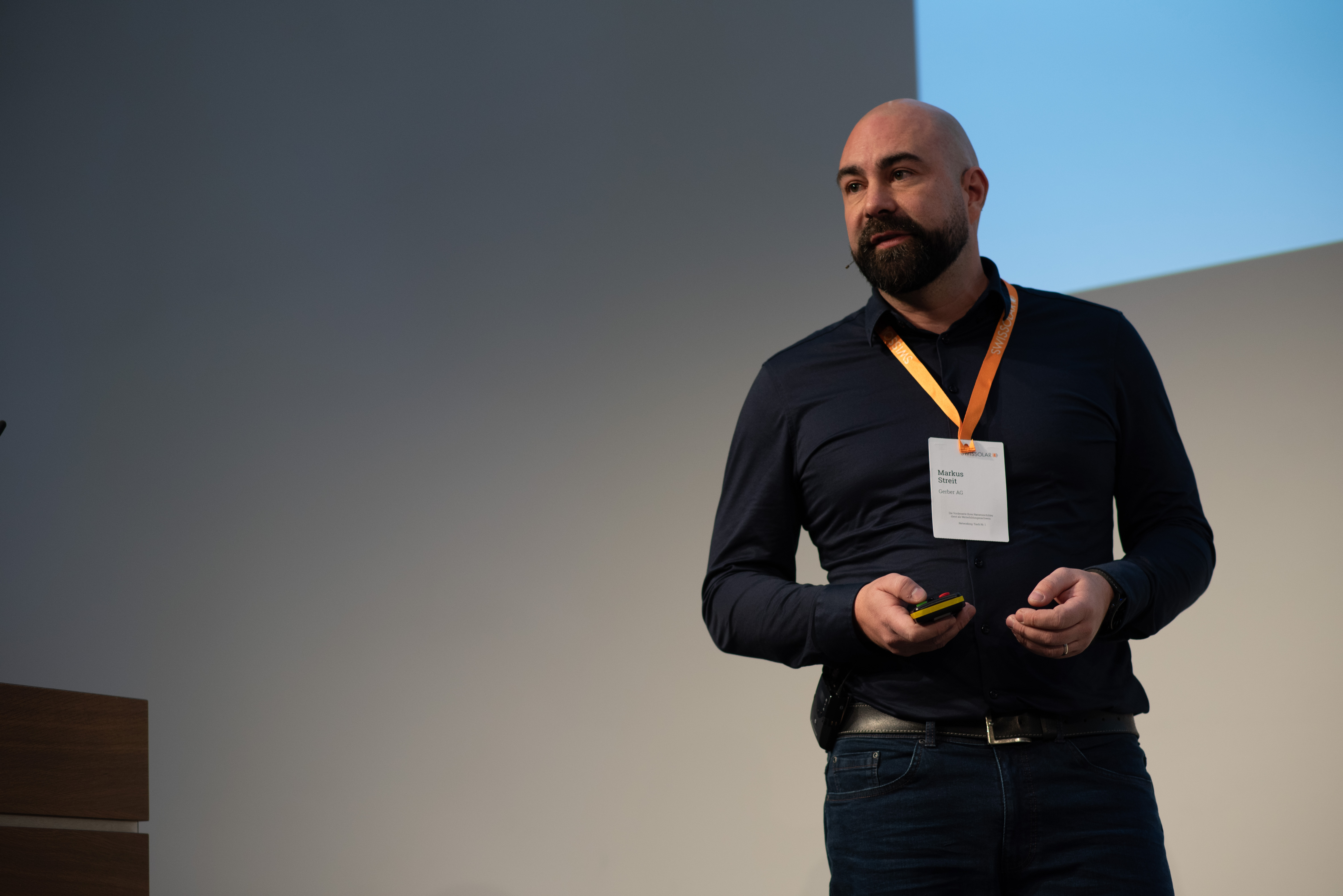 Mann mit dunkelm Hemd | © Swissolar / Céline Farias