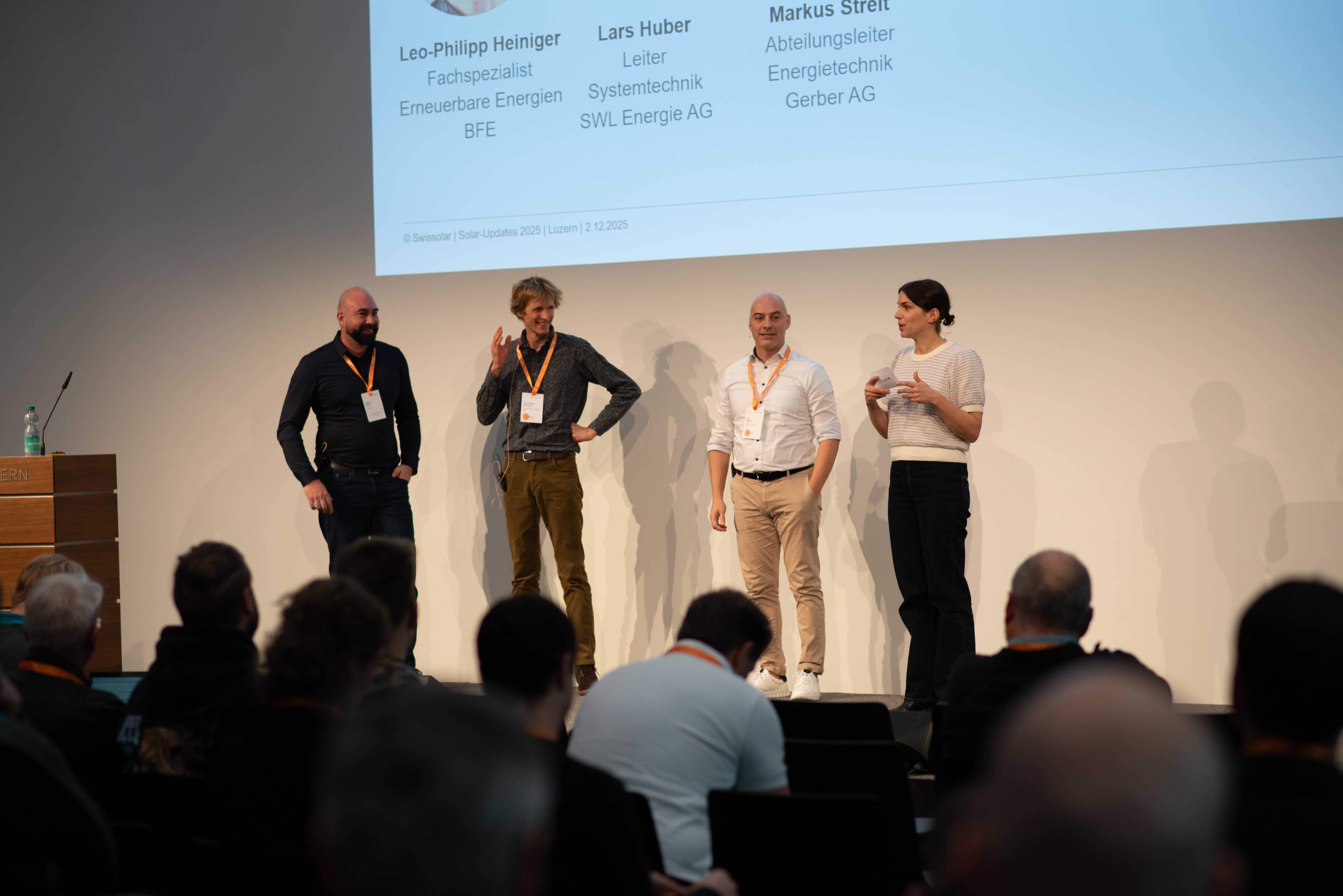 Personen auf einer Bühne | © Swissolar / Céline Farias