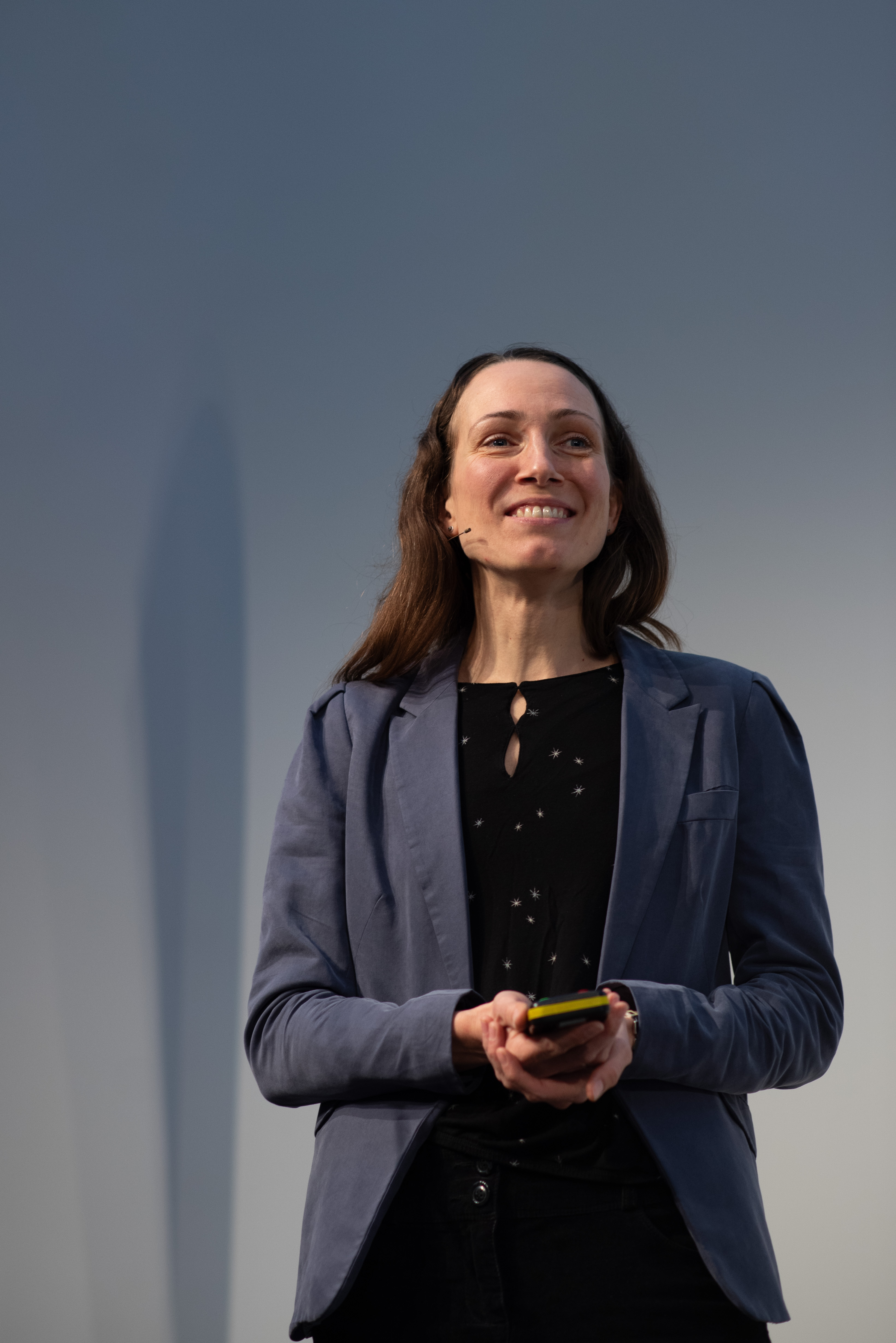 Frau mit grauem Jacket | © Swissolar / Céline Farias