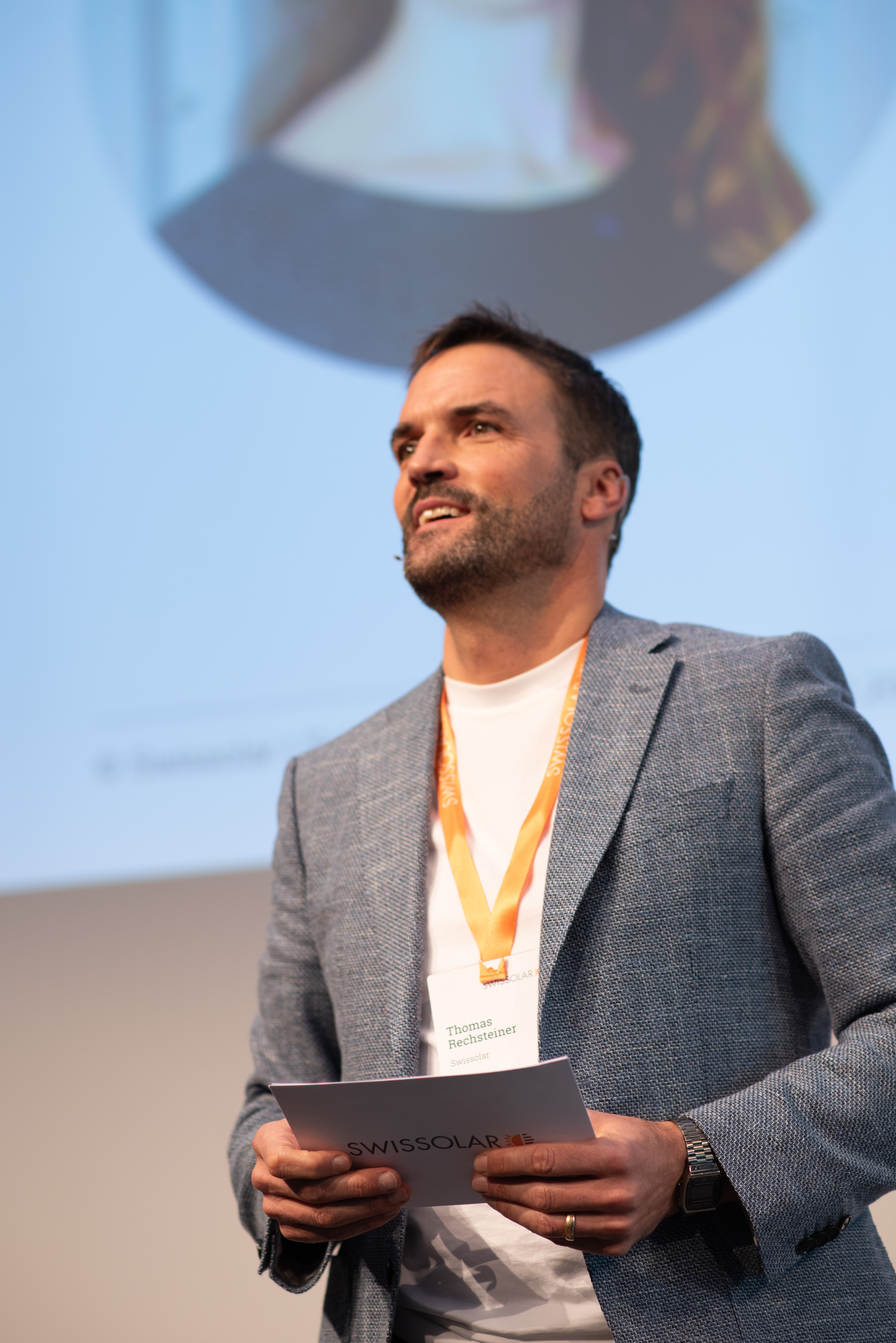 Mann mit grauen Jacket | © Swissolar / Céline Farias