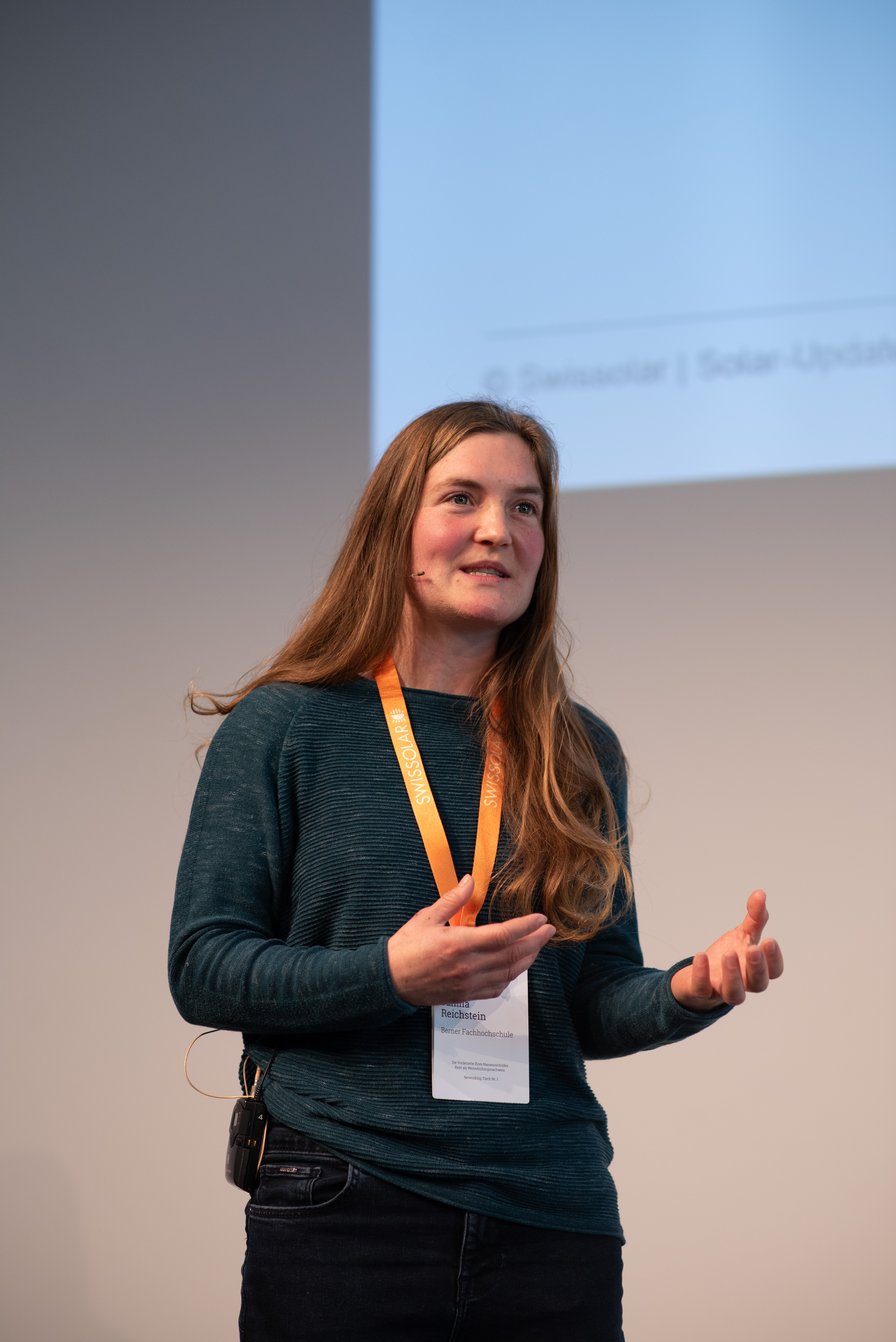 Frau auf einer Bühne | © Swissolar / Céline Farias