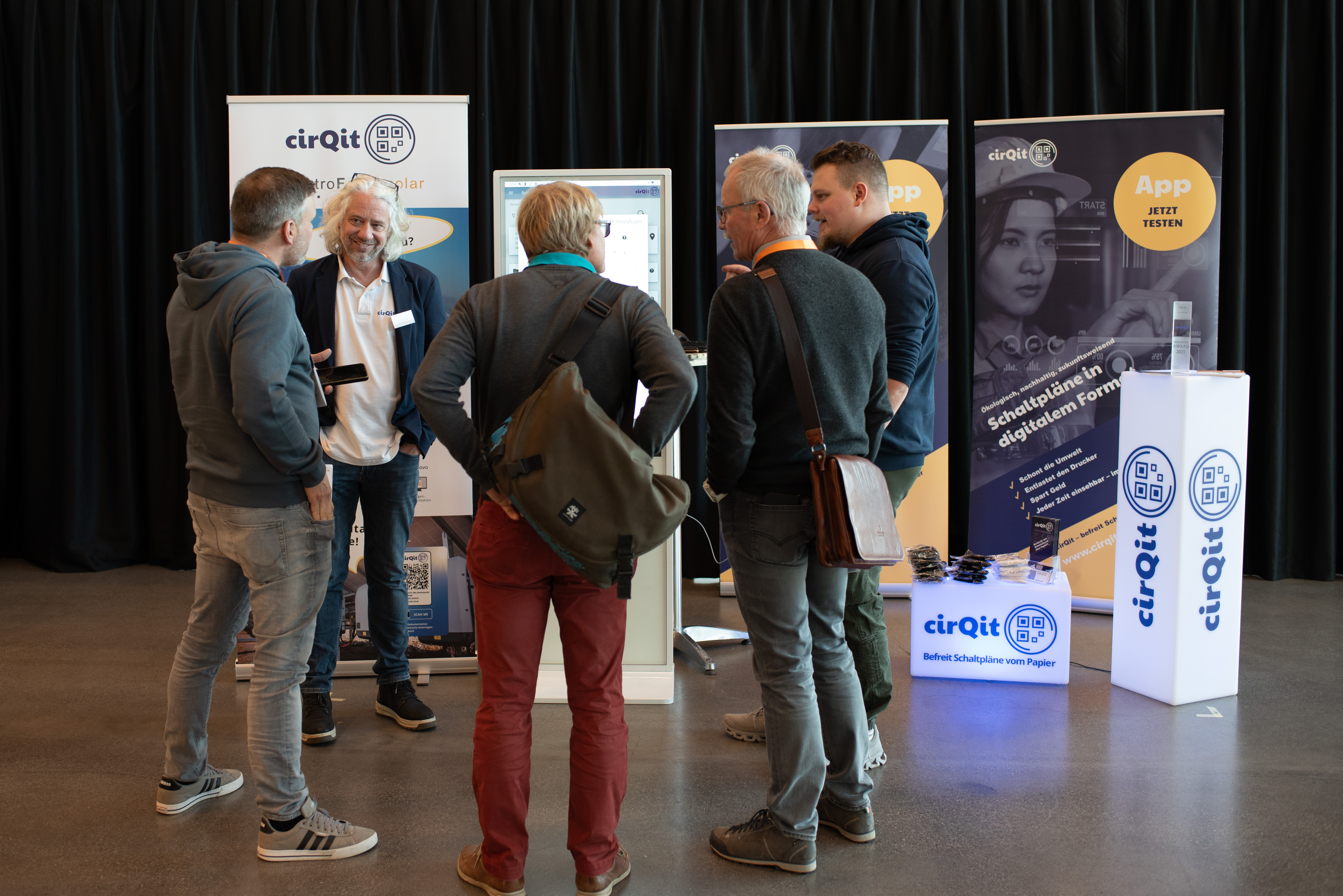 Personen in einer Ausstellung | © Swissolar / Céline Farias