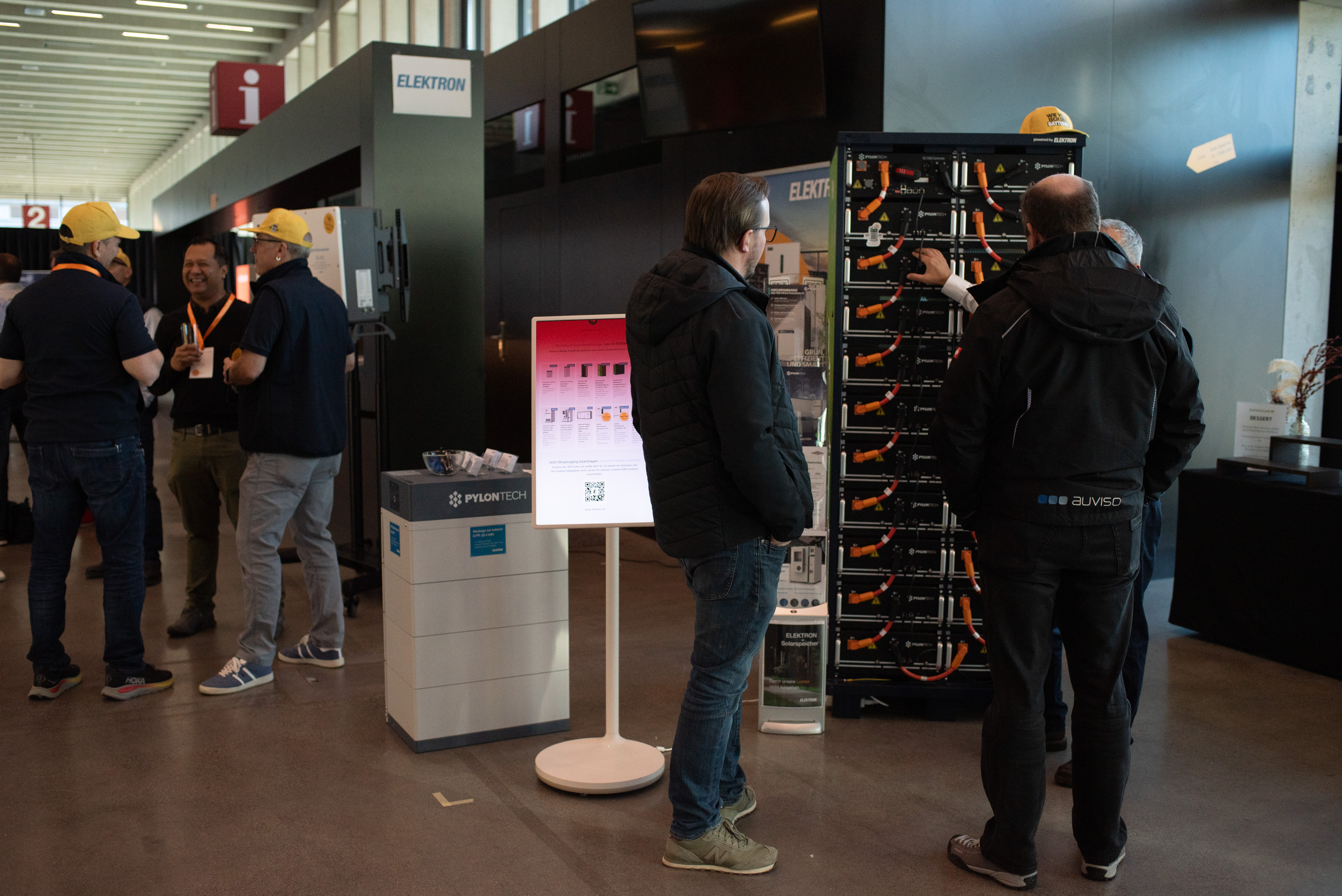 Personen in einer Ausstellung | © Swissolar / Céline Farias