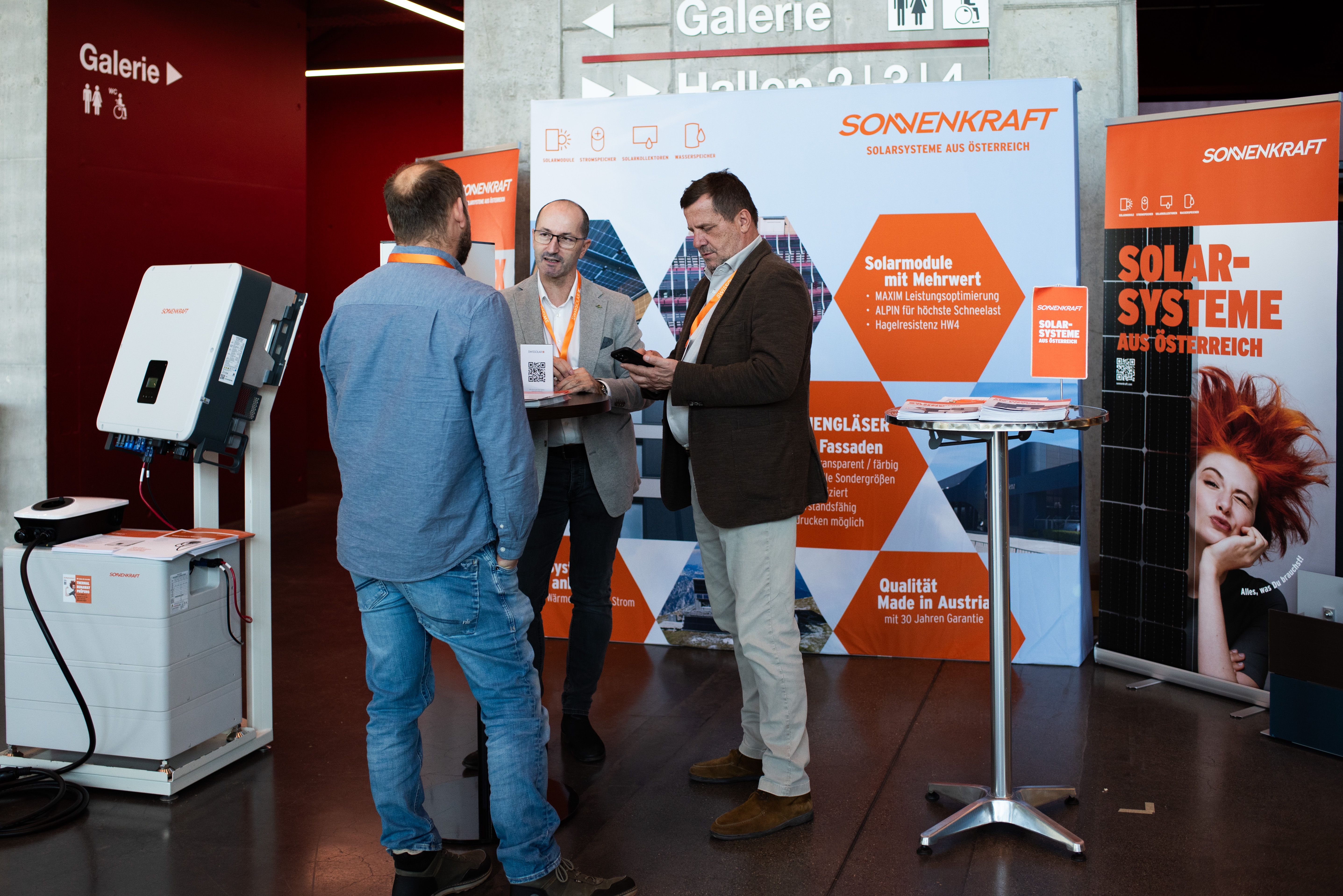 Personen an einer Ausstellung | © Swissolar / Céline Farias