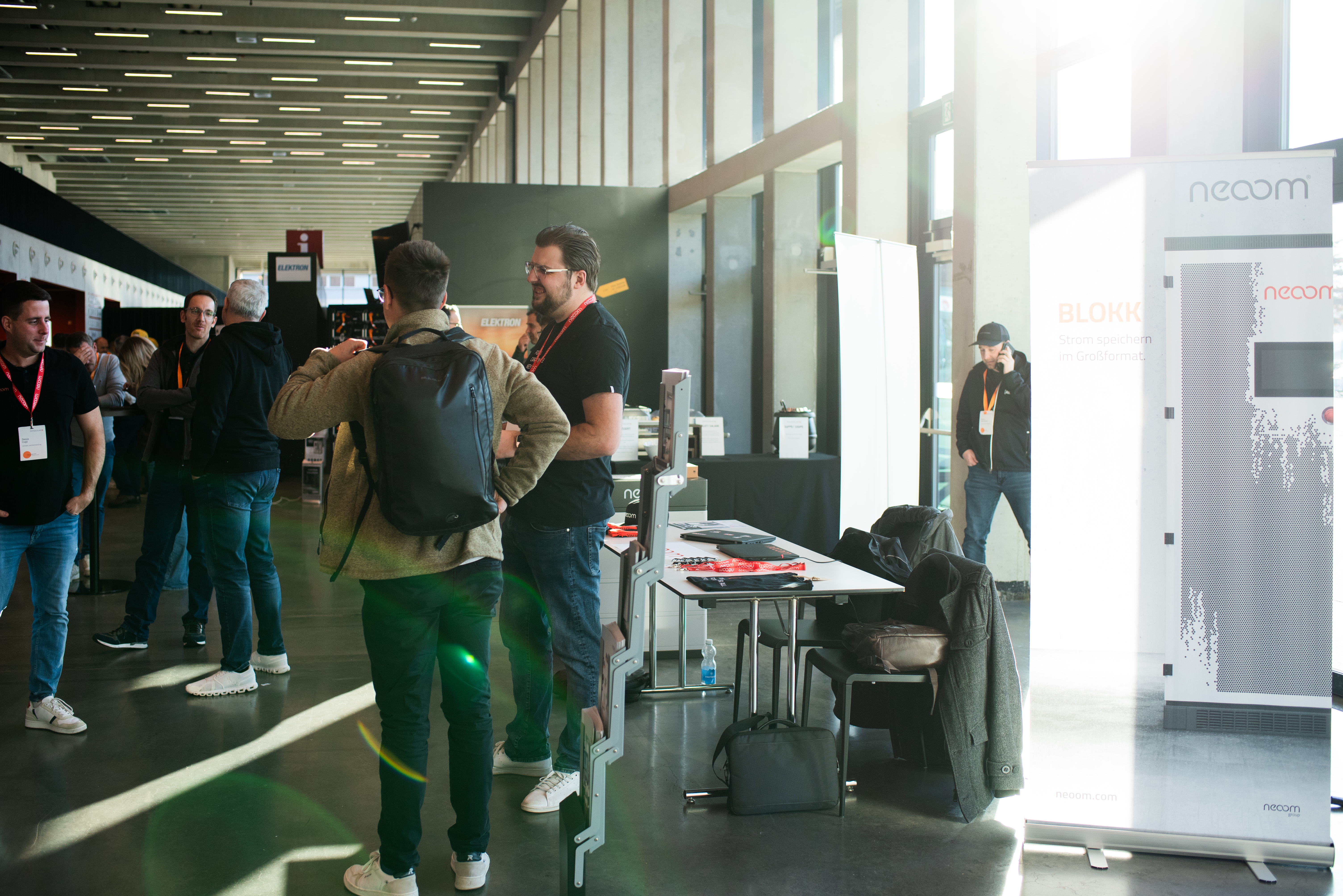 Personen auf einer Ausstellung | © Swissolar / Céline Farias