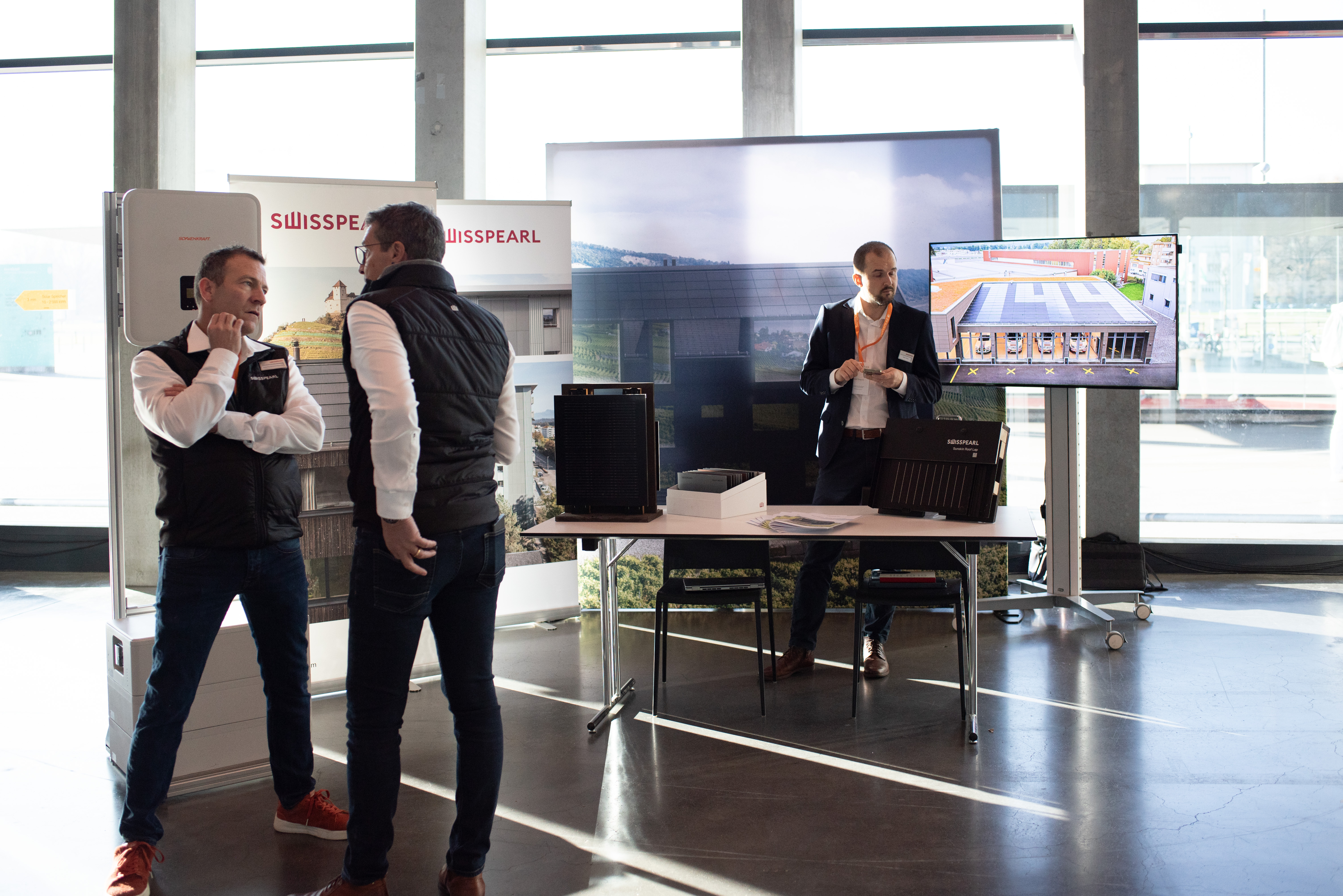 Personen in einer Ausstellung | © Swissolar / Céline Farias