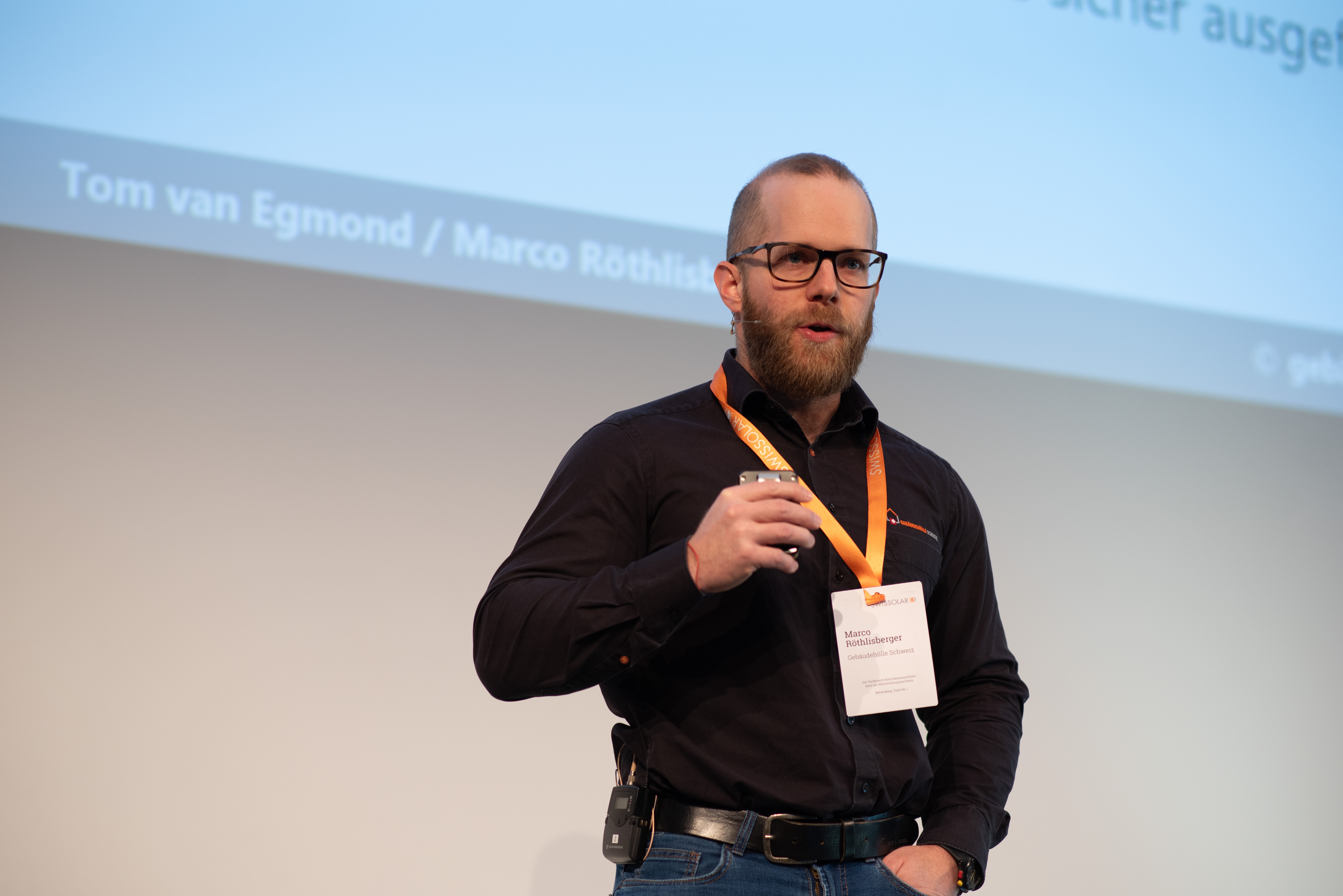 Mann mit schwarzem Hemd und Brille  | © Swissolar / Céline Farias