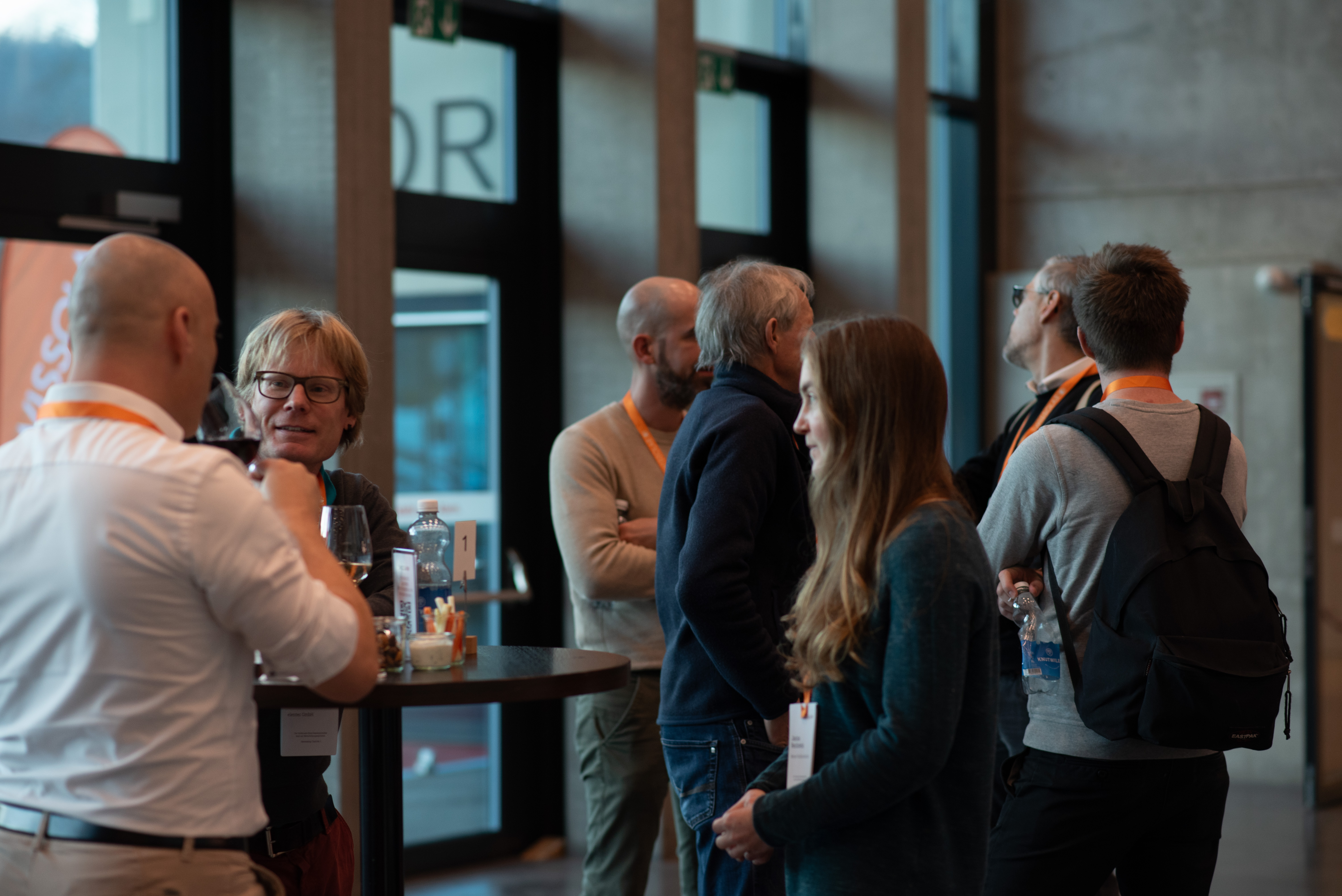 Personen in einer Ausstellung | © Swissolar / Céline Farias