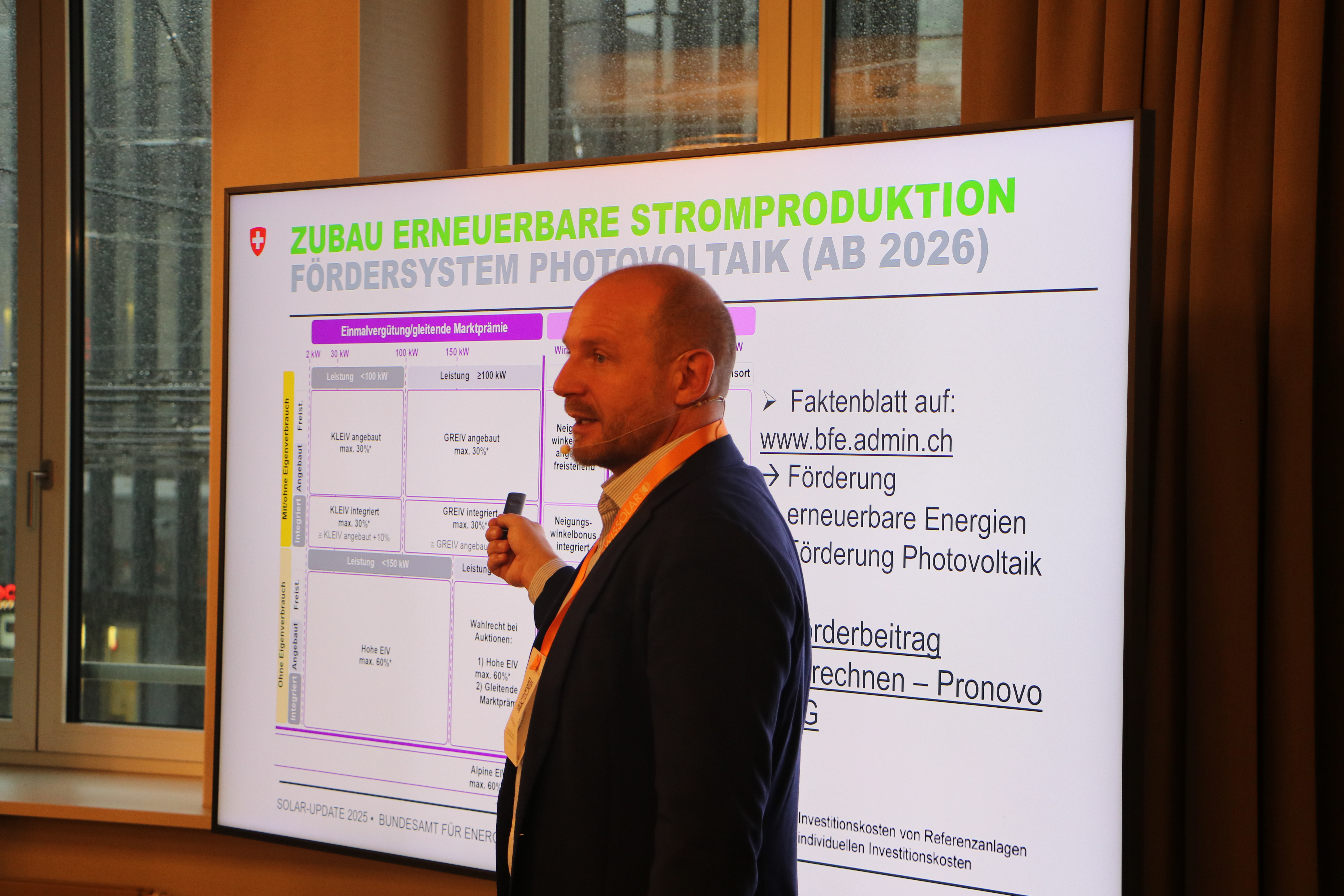 Person auf einem Event | © Swissolar