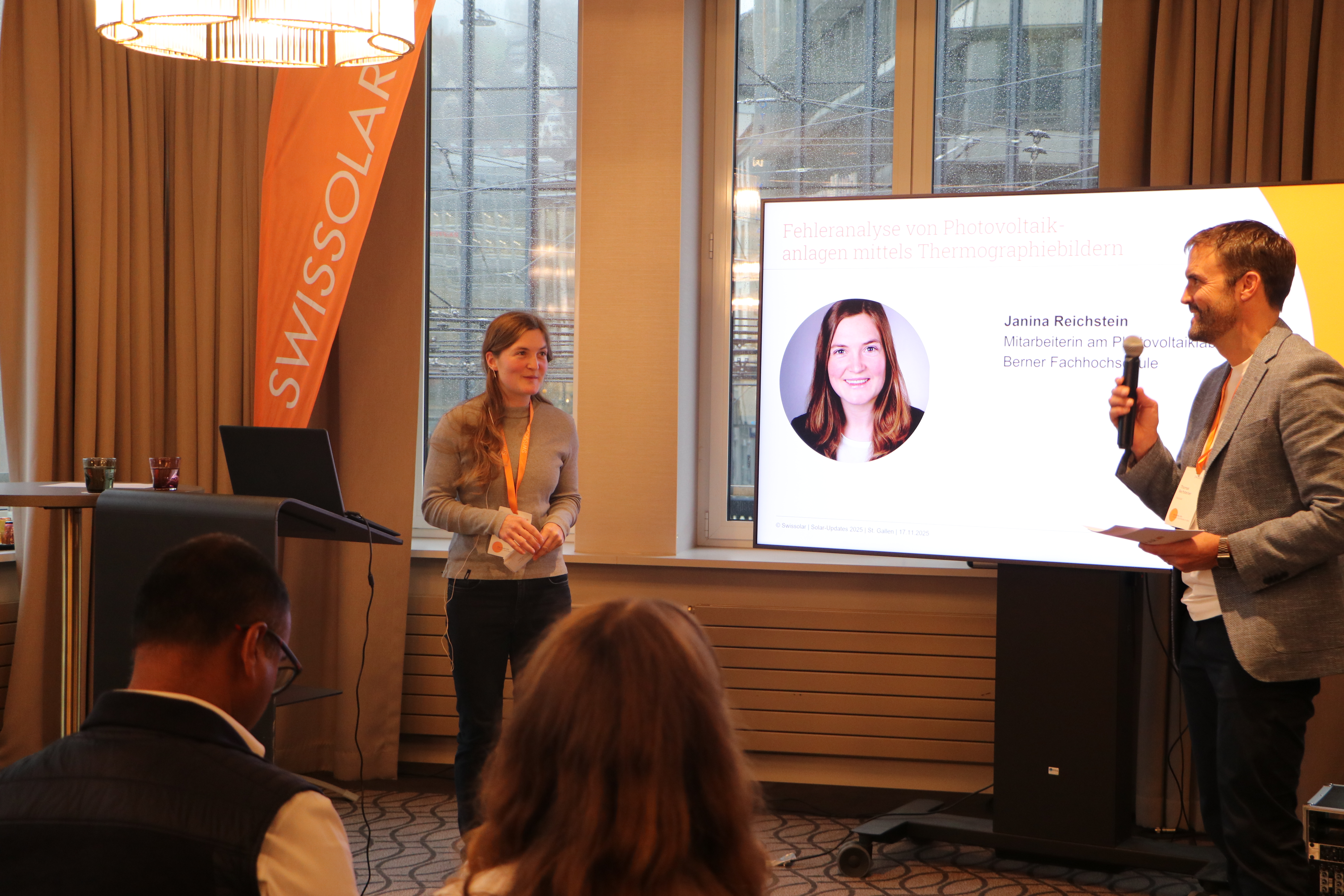 Person auf einem Event | © Swissolar