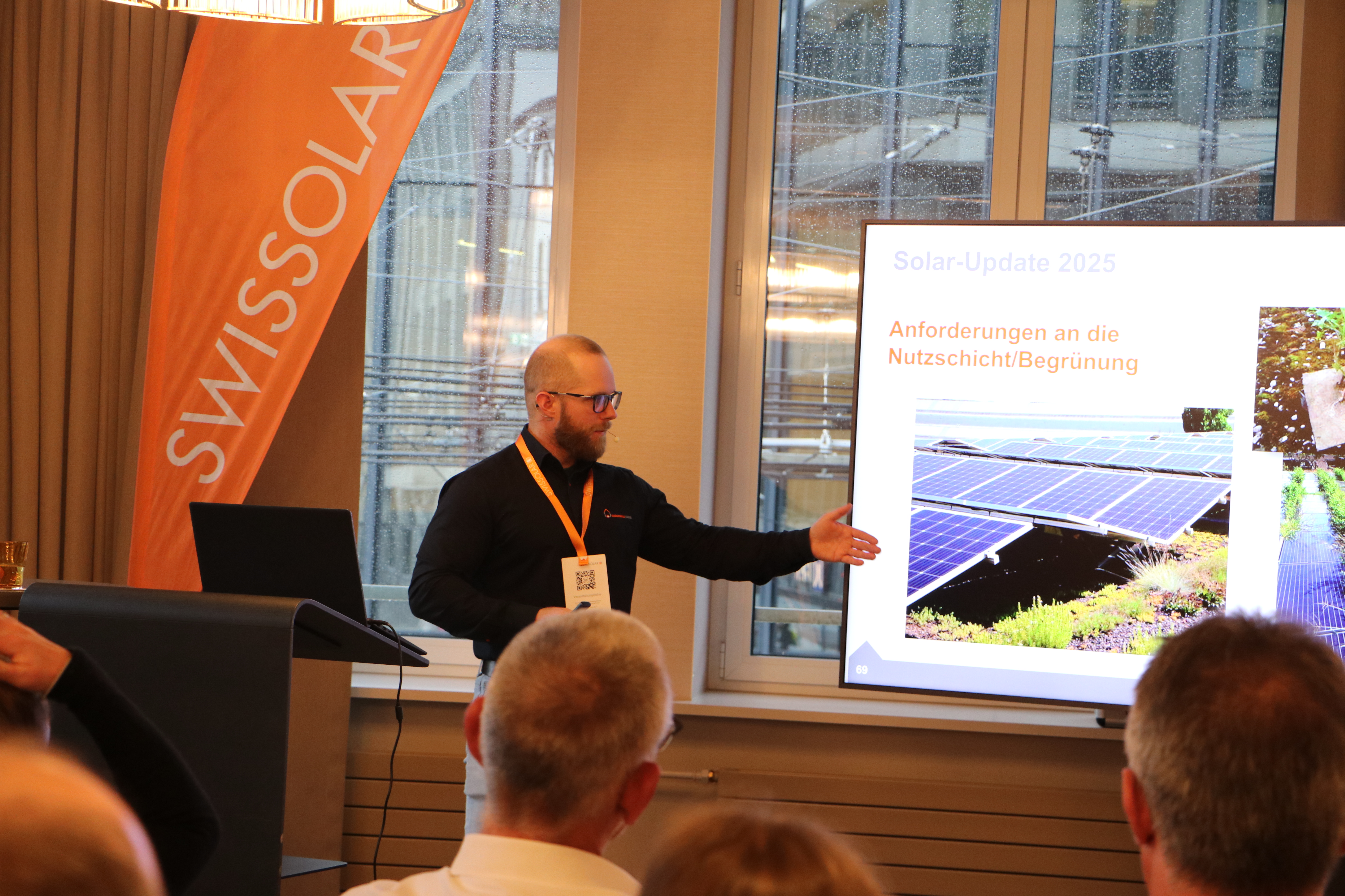 Person auf einem Event | © Swissolar